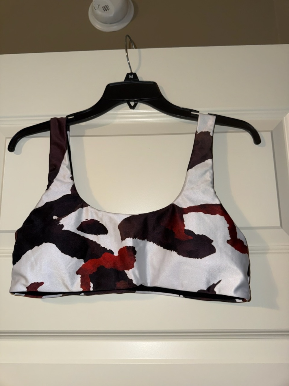 Patterned Scoop Neck Sports Bra in White, Black & Burgundy